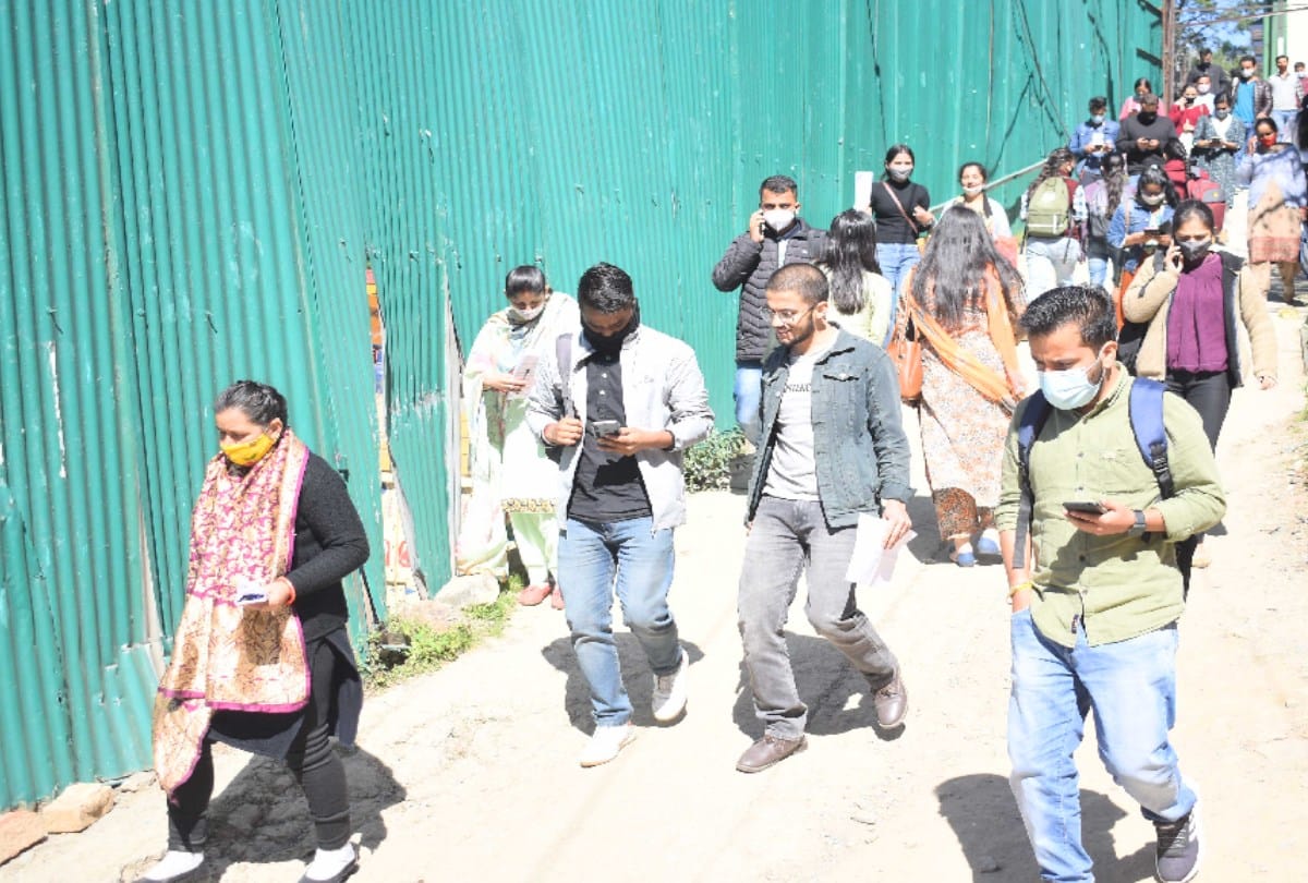 In Himachal, 26 thousand appeared Panchayat Secretary exam, two candidates of one roll number reached the center of Hamirpur