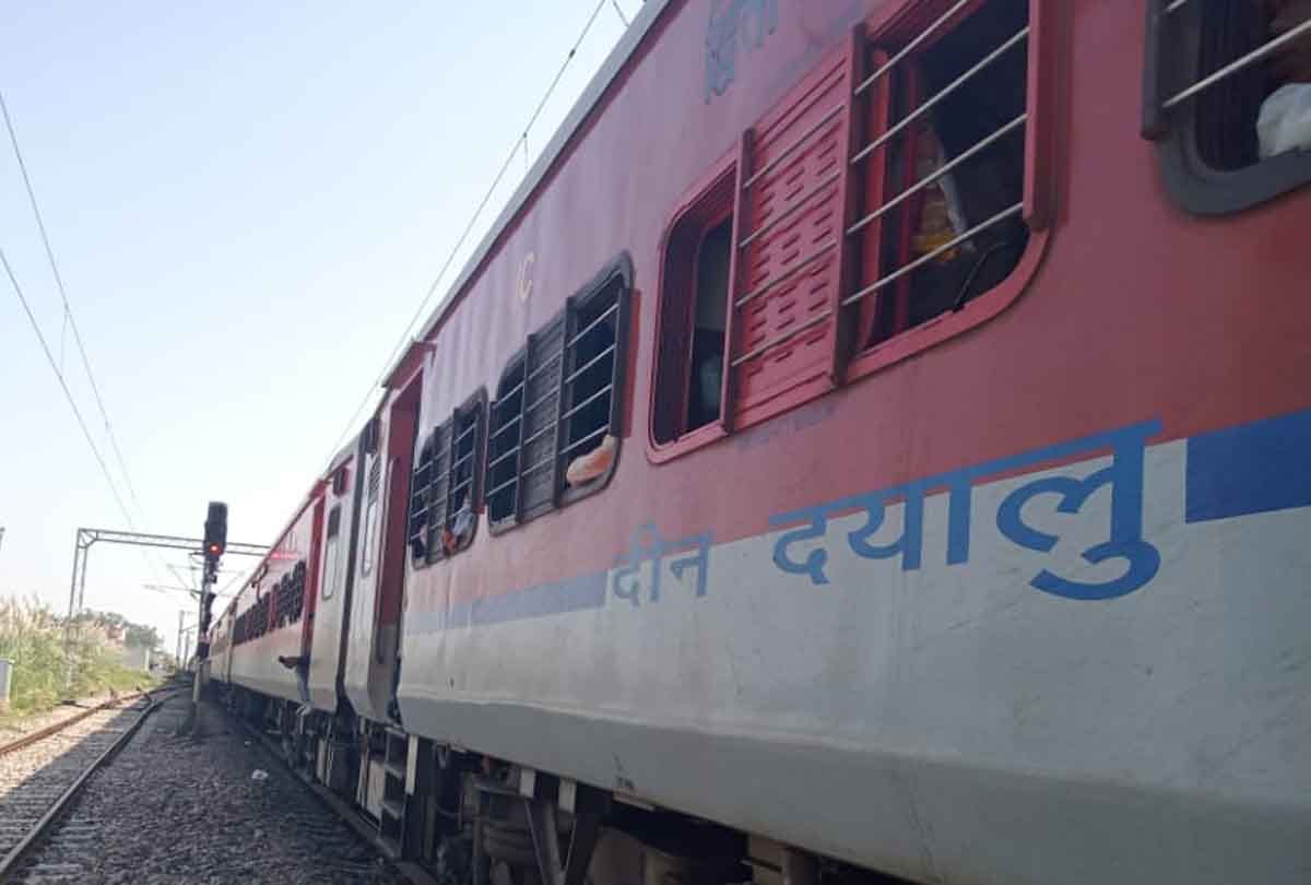 Auraiya: Kamakhya Anand Vihar Express collision with bull, 20 minutes track affected