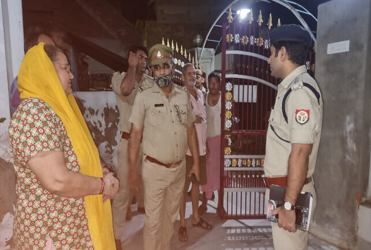 miscreants gold chain looted from the woman in front of the house in mathura