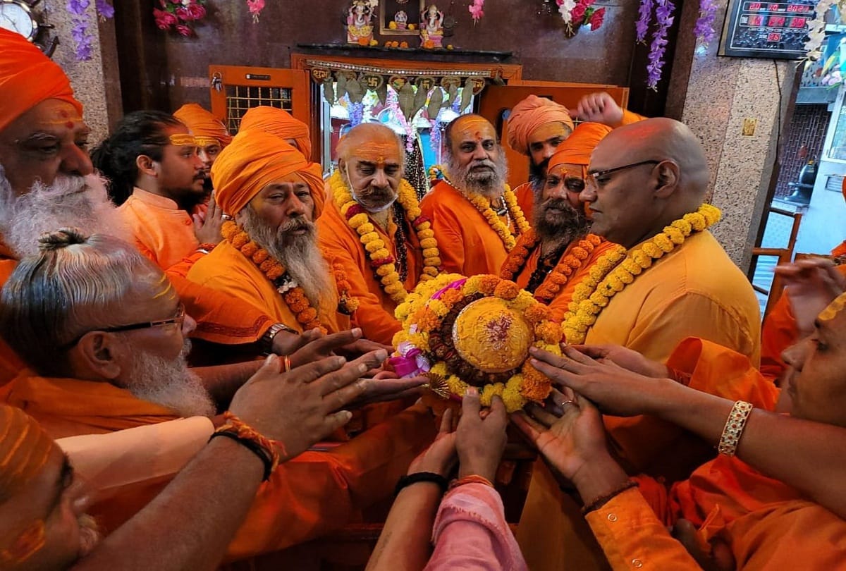 UP: Juna Akhara surrounded by controversial priest Narasimhanand as Mahamandaleshwar
