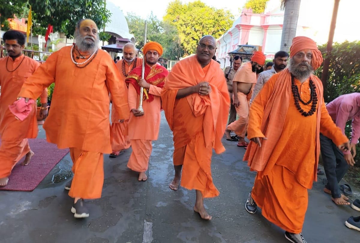 Prayagraj: The pilgrim priests protested against making the controversial Yeti Narasimhanand into Mahamandaleshwar.