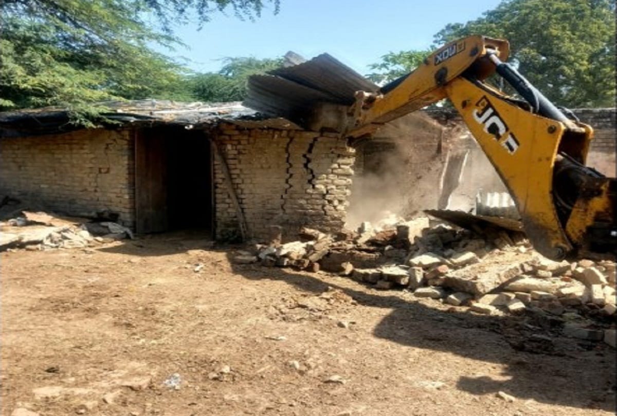 Army destroyed illegal constructions by running bulldozers, chaos ensued