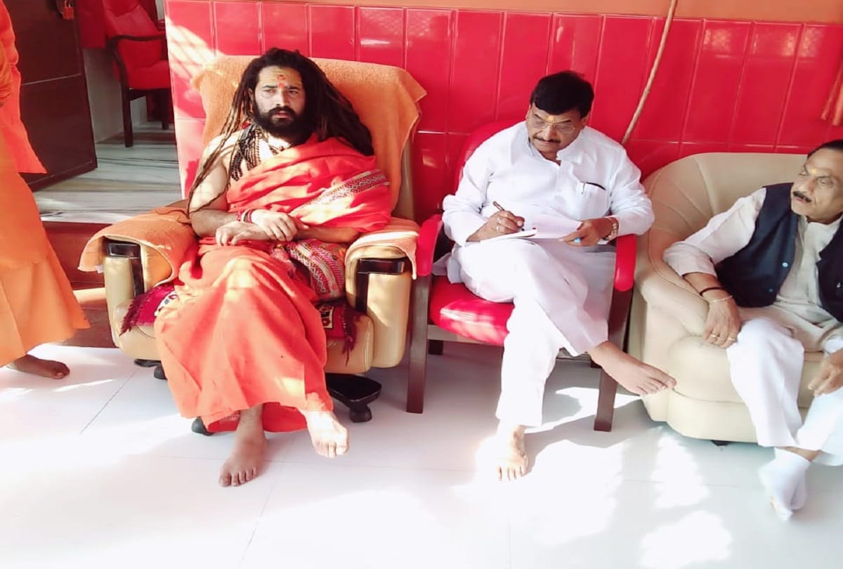 Shivpal Yadav had darshan of Hanumanji lying down, also met Balvir Giri