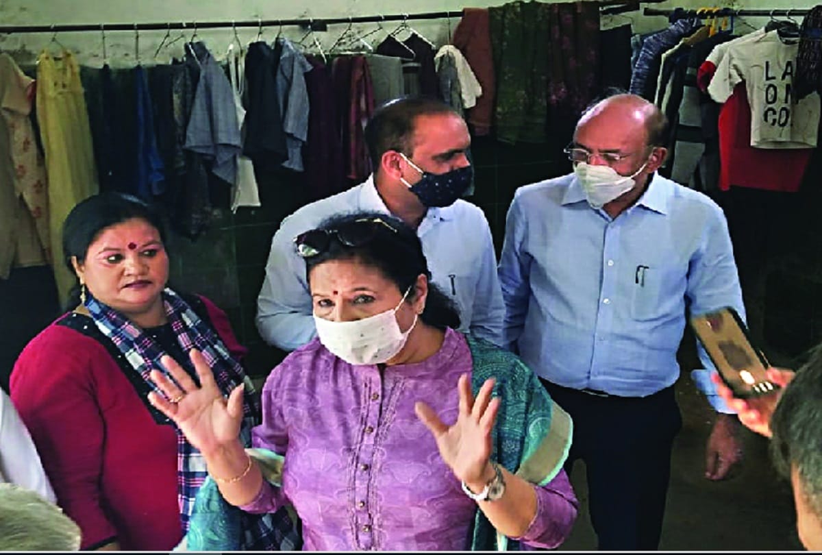 Delhi News :Wall of goodness built for the needy in Janakpuri