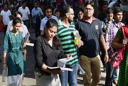MP News: 11वीं का छात्र दे रहा था बीएससी की परीक्षा, कॉलेज में मास्क उतरवाया तो खुली पोल Class 11th student was giving BSC exam, when he removed his mask in college, the truth was exposed