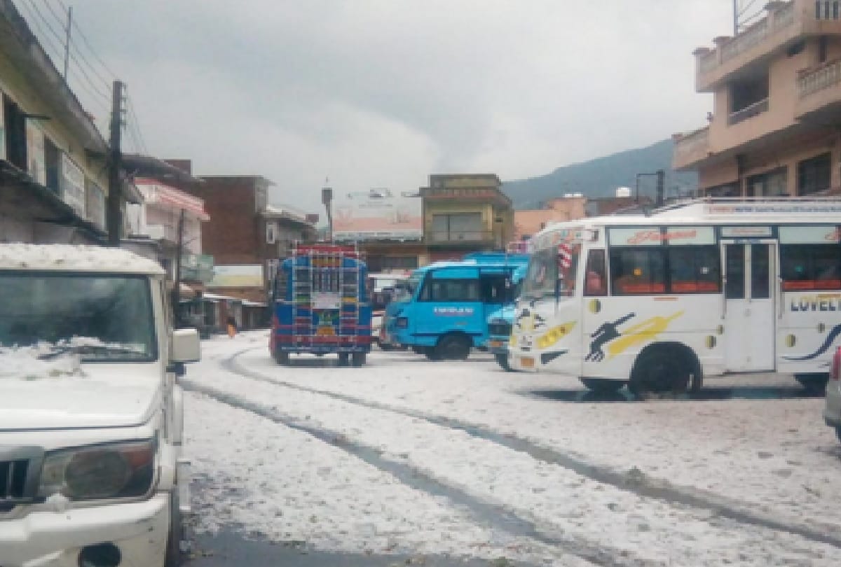 Weather took a turn: In Jammu and Kashmir, there was rain and hailstorm and snowfall at some places, see photos