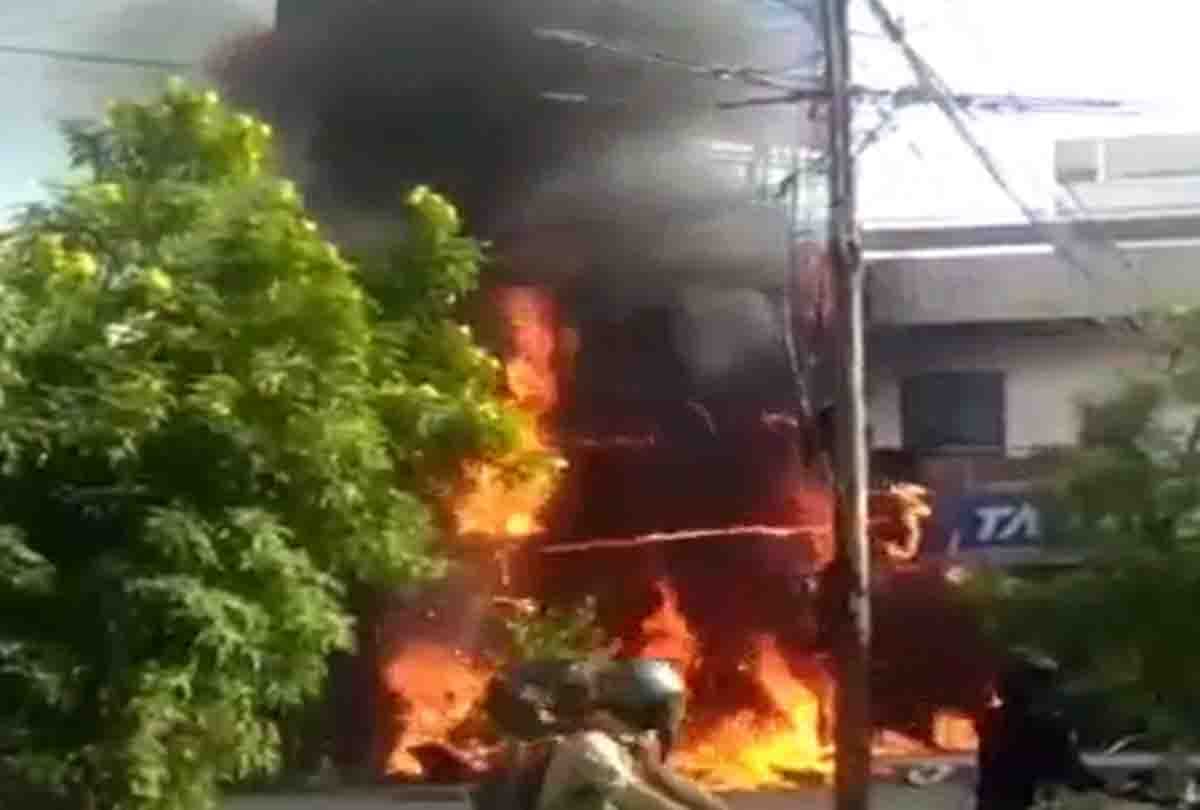 Kanpur: Fire broke out due to short circuit in electric showroom