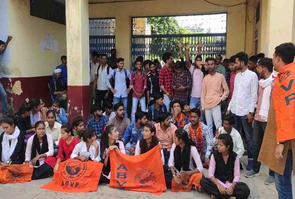 students ruckus over cancellation of admission in auraiya