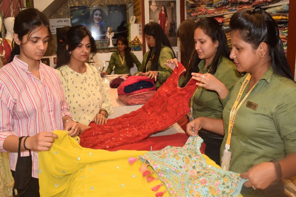 Karvachauth 2021: Meerut women bought makeup for late night, sales increased compared to last year
