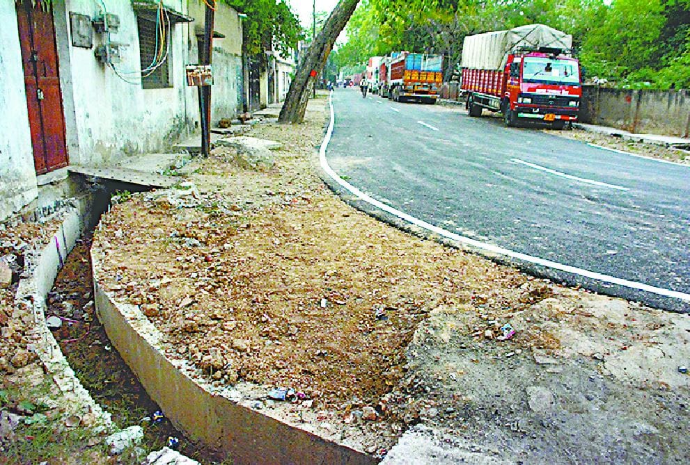 Public Works Department Arbitrariness in Varanasi Road width reduced in Chandpur and built drain without covering