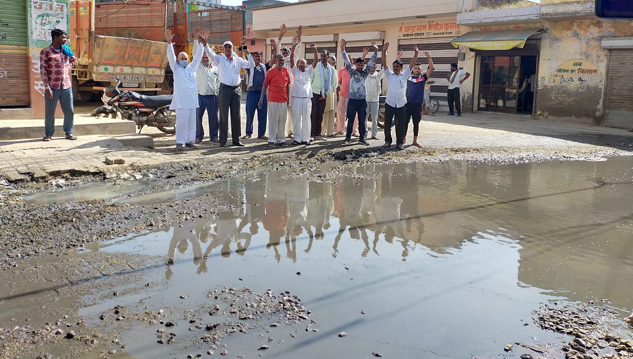 Four out of five gates of cotton market closed, farmers upset