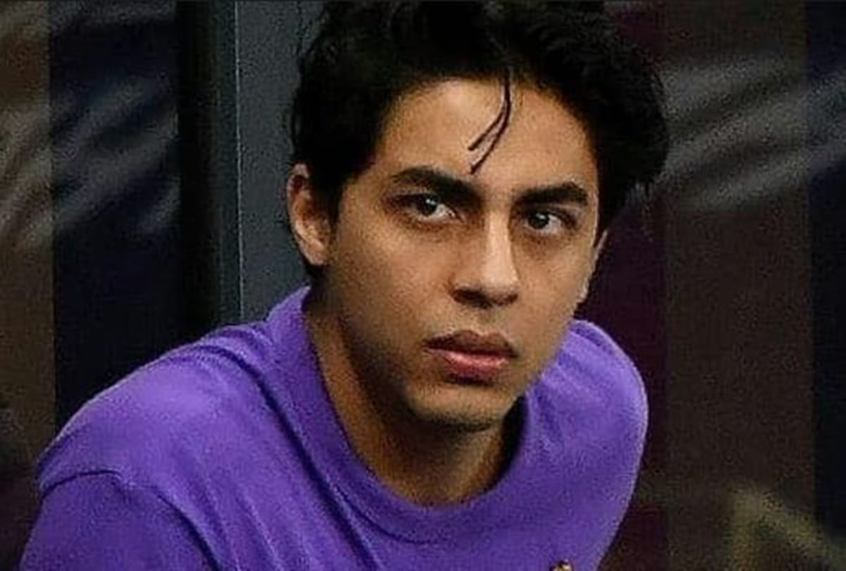 Shahrukh khan manager pooja dadlani visit ncb office seen carrying an envelope