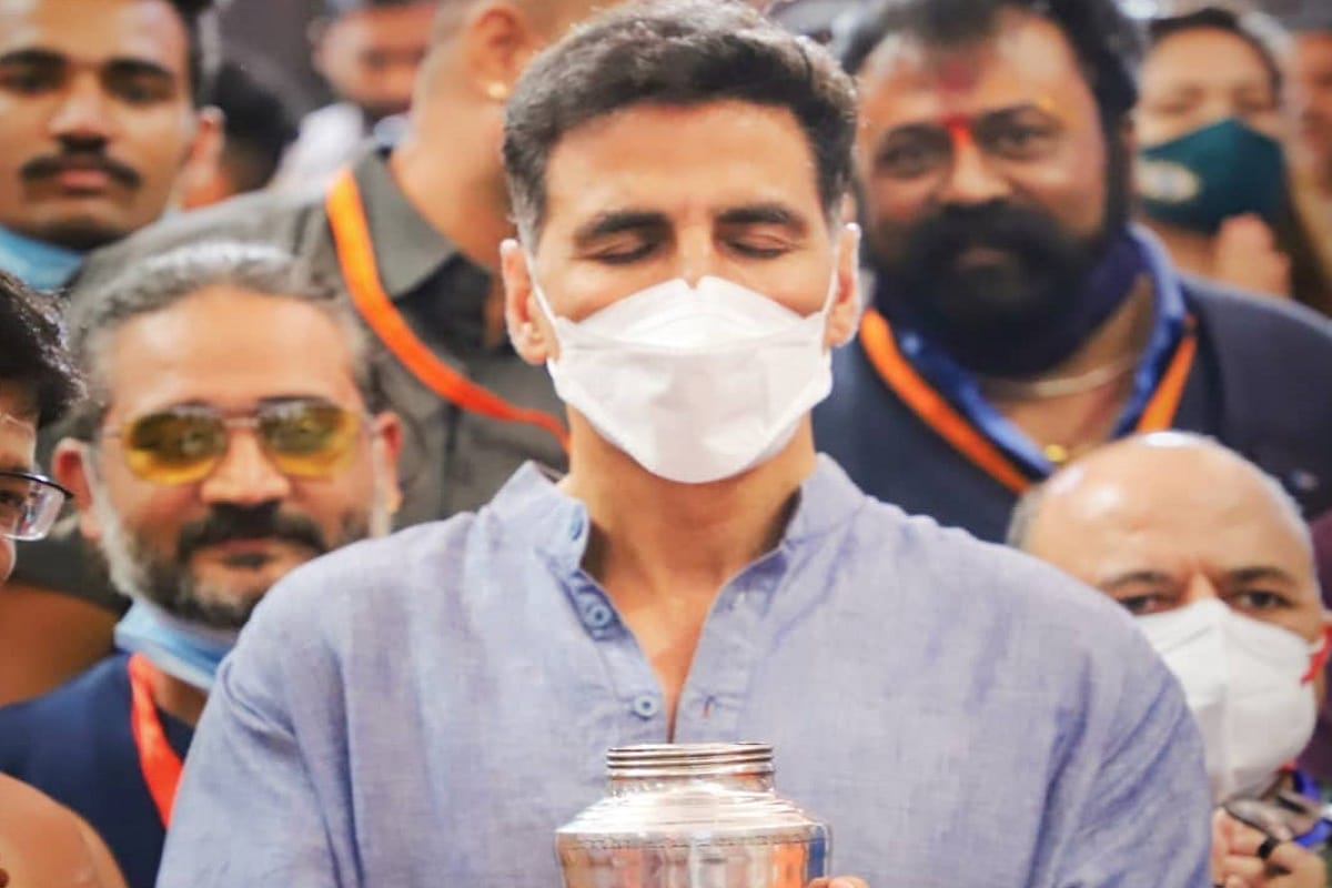 Akshay Kumar in Ujjain makaleshwar temple, draws controversy over black film on his car