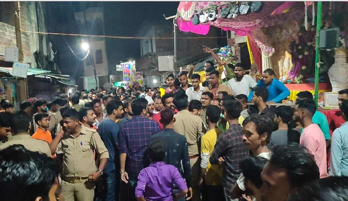 Fight for car parking on road during idol immersion in azamgarh police manage dispute