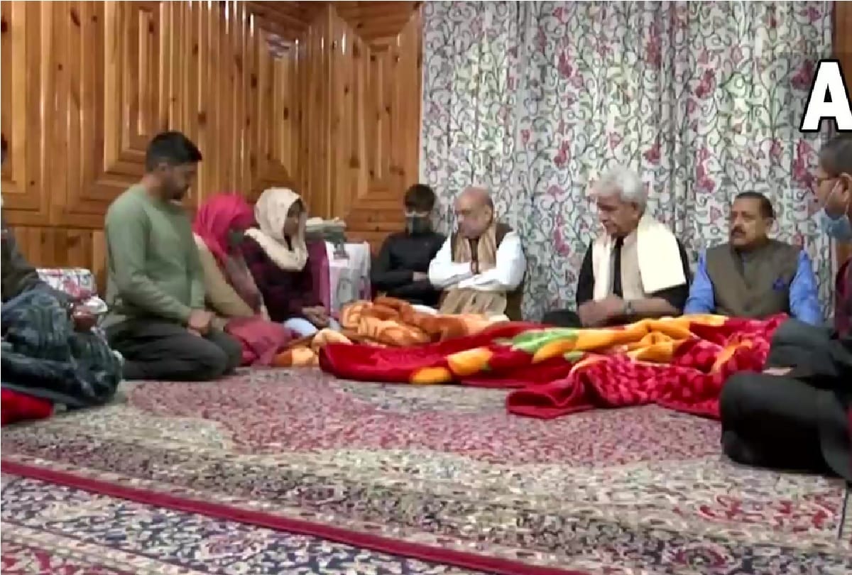 home minister amit shah visit in jammu kashmir news crpf unit: Amit Shah met the family members of Shaheed Parvez, the Home Minister was seen in this style amid heavy rain and cold