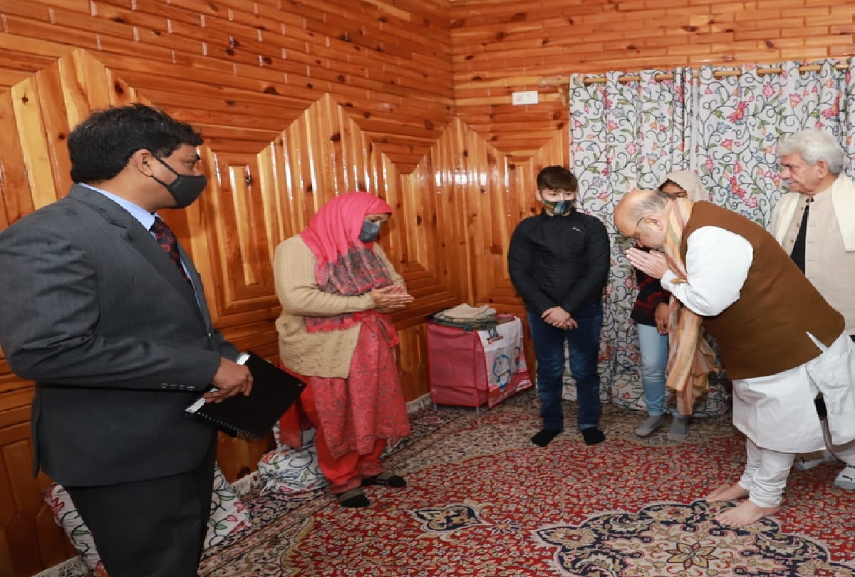 home minister amit shah visit in jammu kashmir news crpf unit: Amit Shah met the family members of Shaheed Parvez, the Home Minister was seen in this style amid heavy rain and cold
