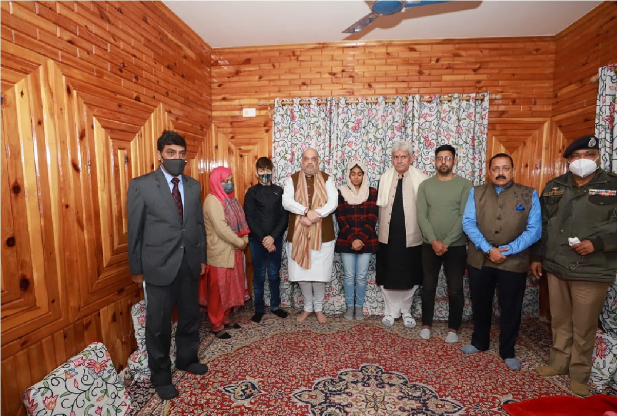 home minister amit shah visit in jammu kashmir news crpf unit: Amit Shah met the family members of Shaheed Parvez, the Home Minister was seen in this style amid heavy rain and cold
