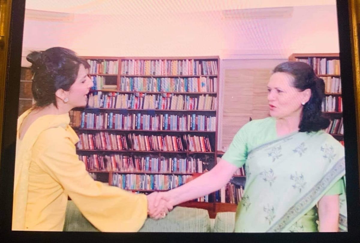 सोनिया गांधी के साथ अरुसा आलम