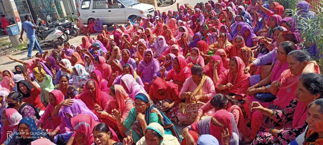 Anganwadi workers expressed their anger on the road when the police stopped before the MLA's residence