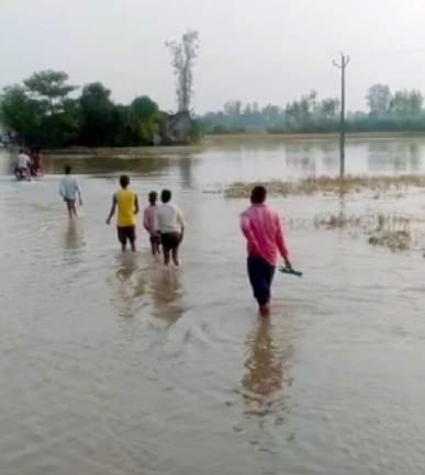 निघासन क्षेत्र में बड़ागांव में भरा बाढ़ का पानी।