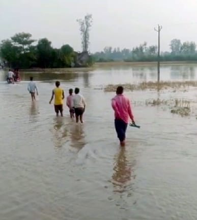 निघासन क्षेत्र में बड़ागांव में भरा बाढ़ का पानी।