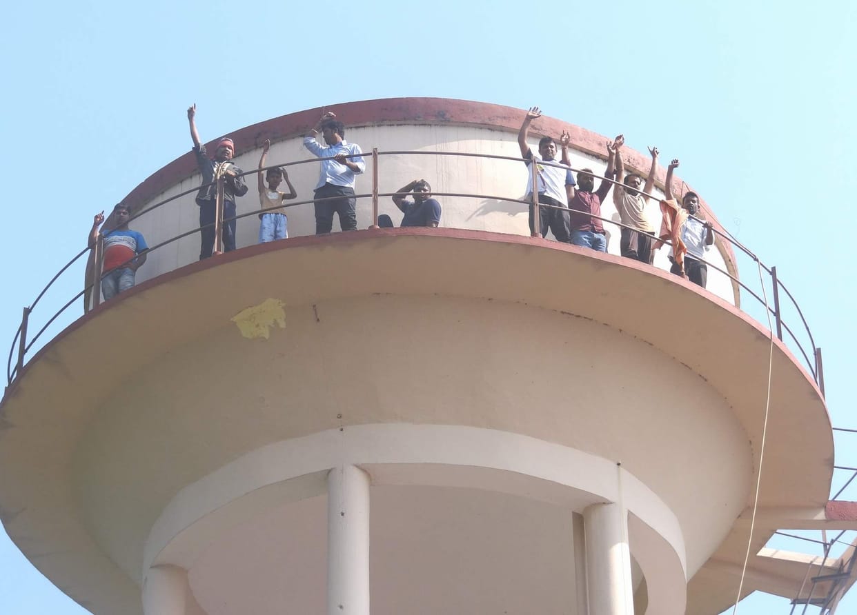 Expelled employees climbed the tank for 11 hours