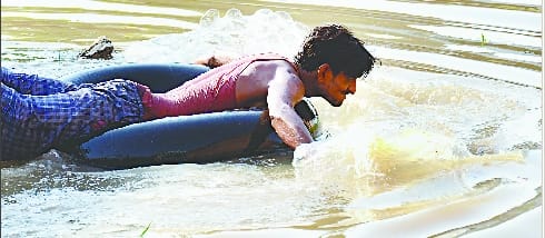 In Nawabganj, people of six villages trapped in the midst of floods, help did not reach from the administration