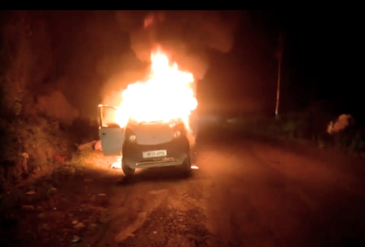A sudden fire broke out in a moving car in sirmour himachal, driver safe