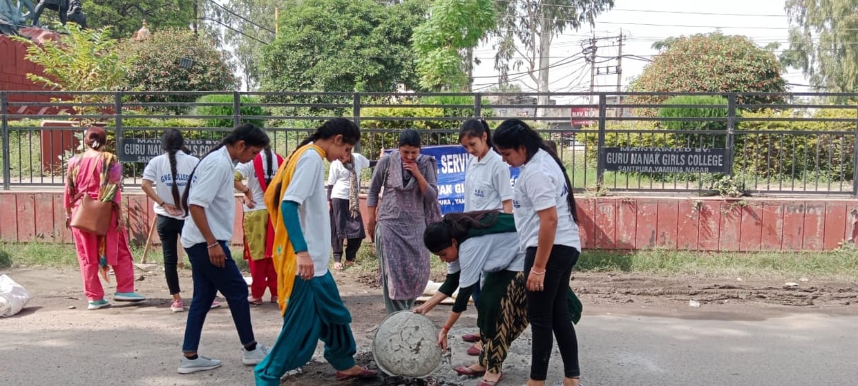 Girls filled the potholes of the road, Yamunanagar