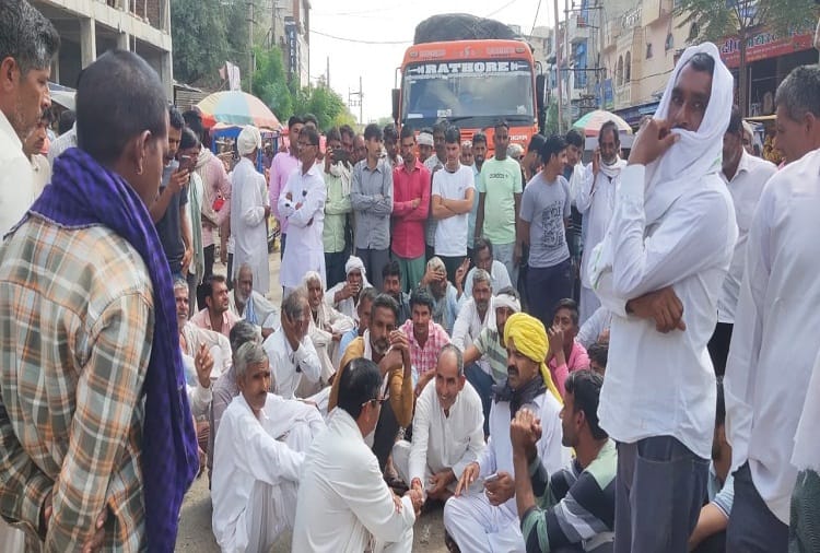 Farmers block road due to non-availability of DAP fertilizer in Bahal of Haryana