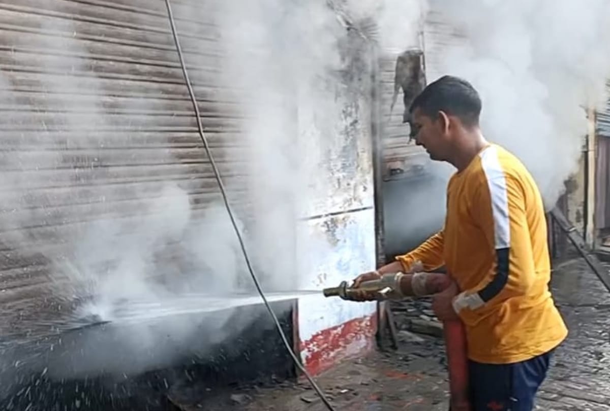 Agriculture store catches fire in Gonda.