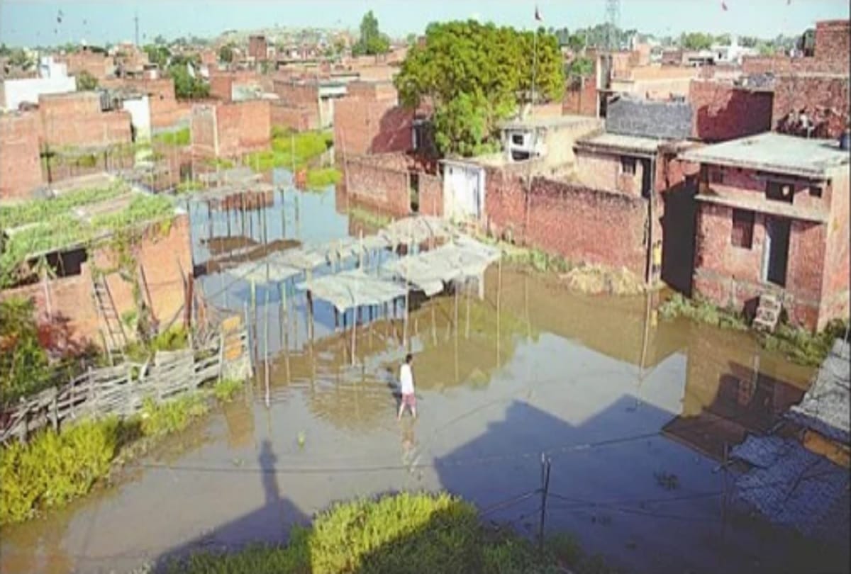 Budaun: Fifty villages surrounded by floods of Ramganga, Shahjahanpur-Dataganj also closed due to flowing culvert