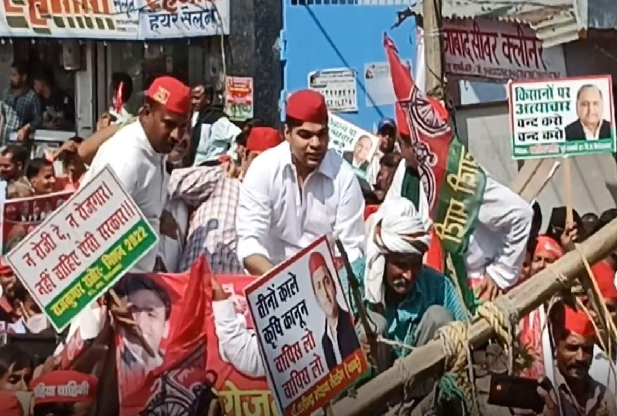 Samajwadi party bullock cart overturned during protest against inflation in firozabad