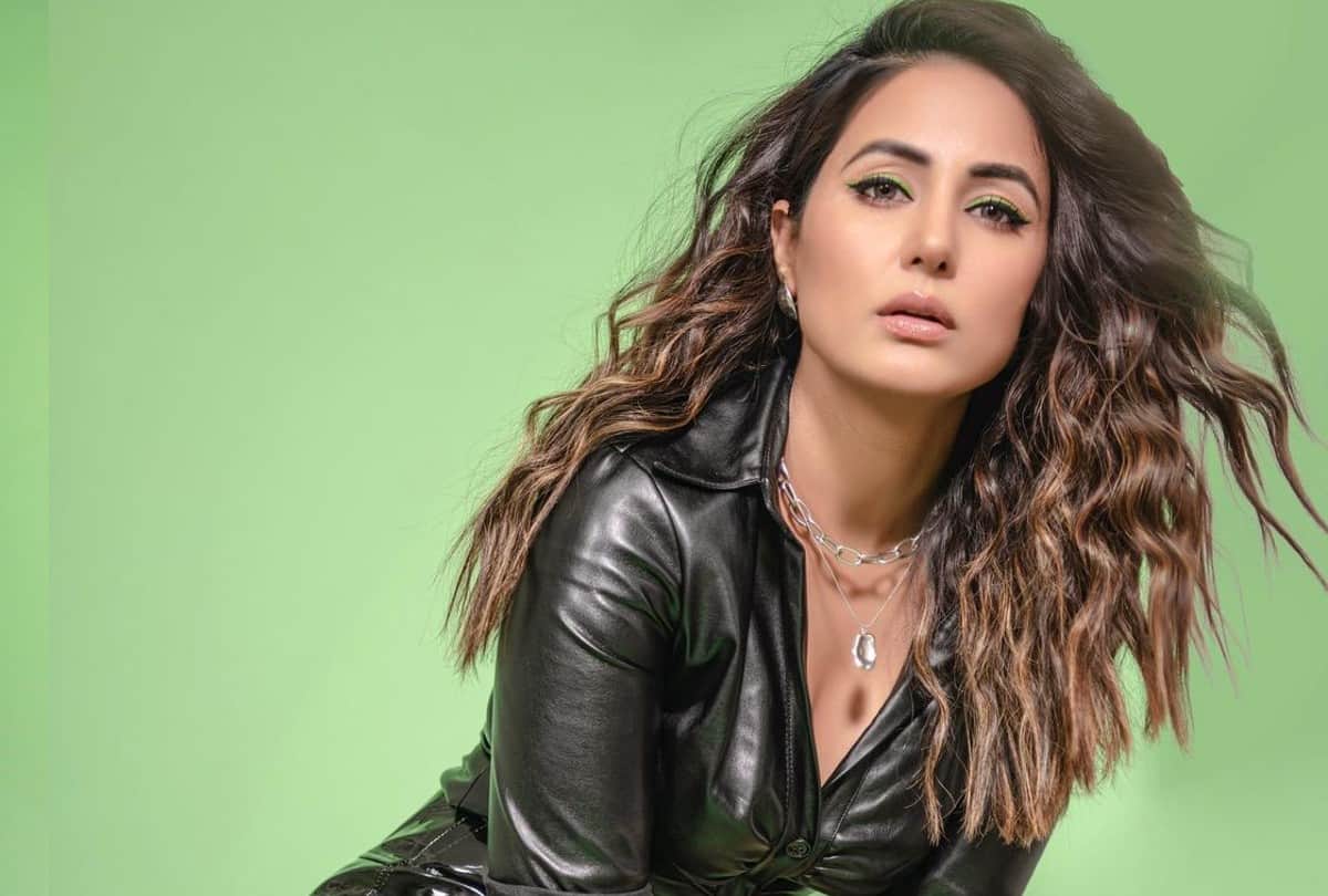 hina khan in black strapless bustier top for ita award look stunning