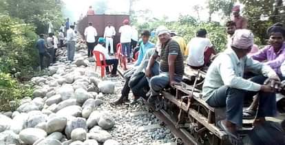 कटान की साइड पर पत्थर डालते मजदूर।