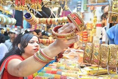 करवा चौथ 2021: देर रात तक गुलजार रहे बाजार