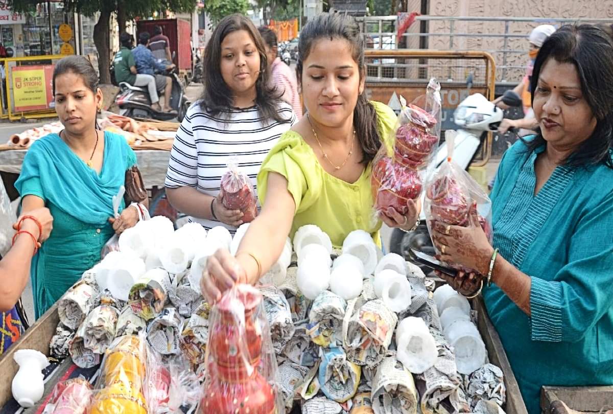 karwa chauth 2021 Vrat Markets buzzing till late night in Agra