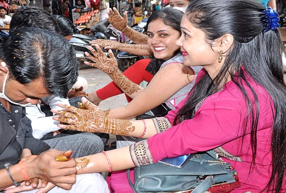 karwa chauth 2021 Vrat Markets buzzing till late night in Agra