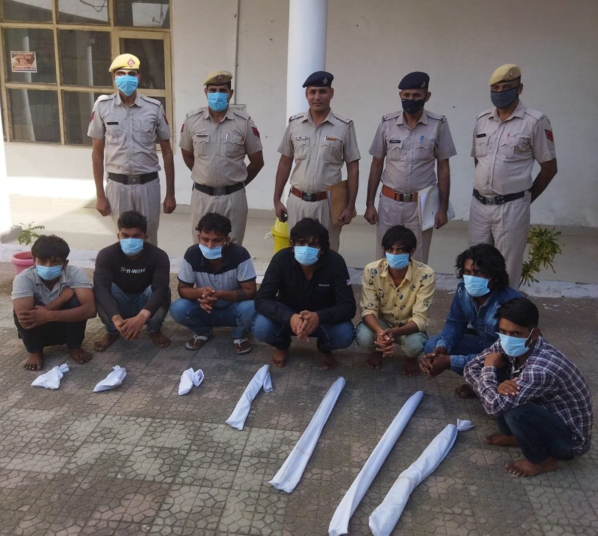 The miscreants stopped the police car for robbery, seven arrested
