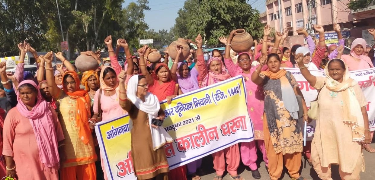 Anganwadi workers protest Matka bursting
