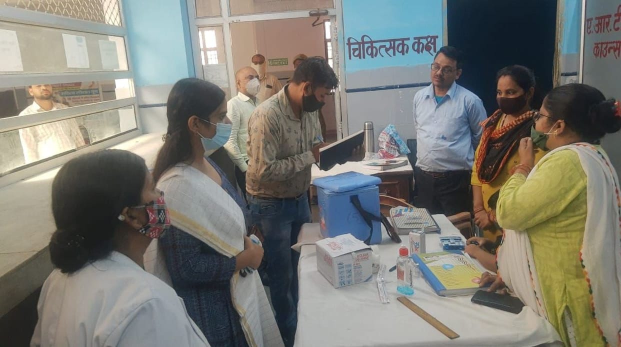 One day DM reached the district hospital, said - only one attendant stayed with the patient in the ward