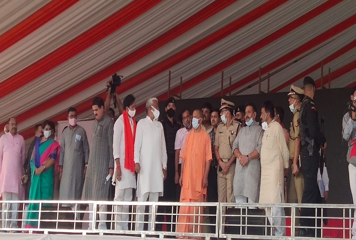 CM Yogi Visit Varanasi Taking stock of preparations for Pm modi banaras tour road and lights brightening works begain