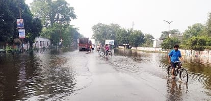 पलिया में चीनी मिल के सामने भरा बाढ़ का पानी।