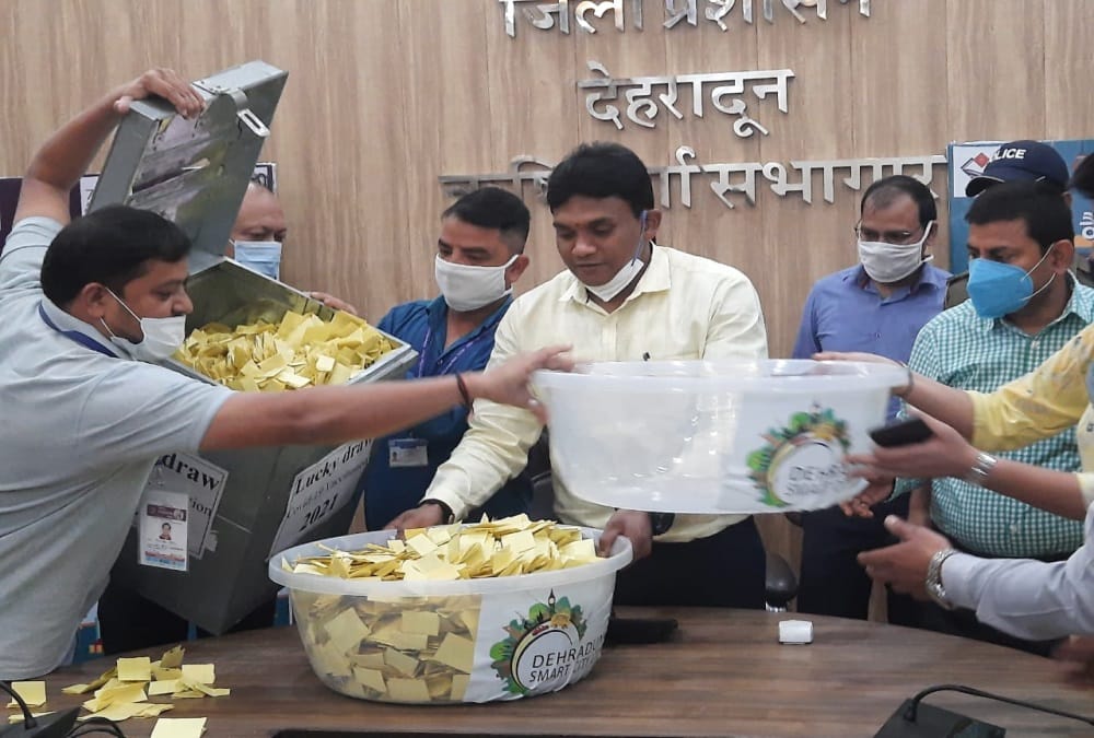 Corona Vaccination: DM conducted first weekly  Covid 19 lucky draw in Dehradun