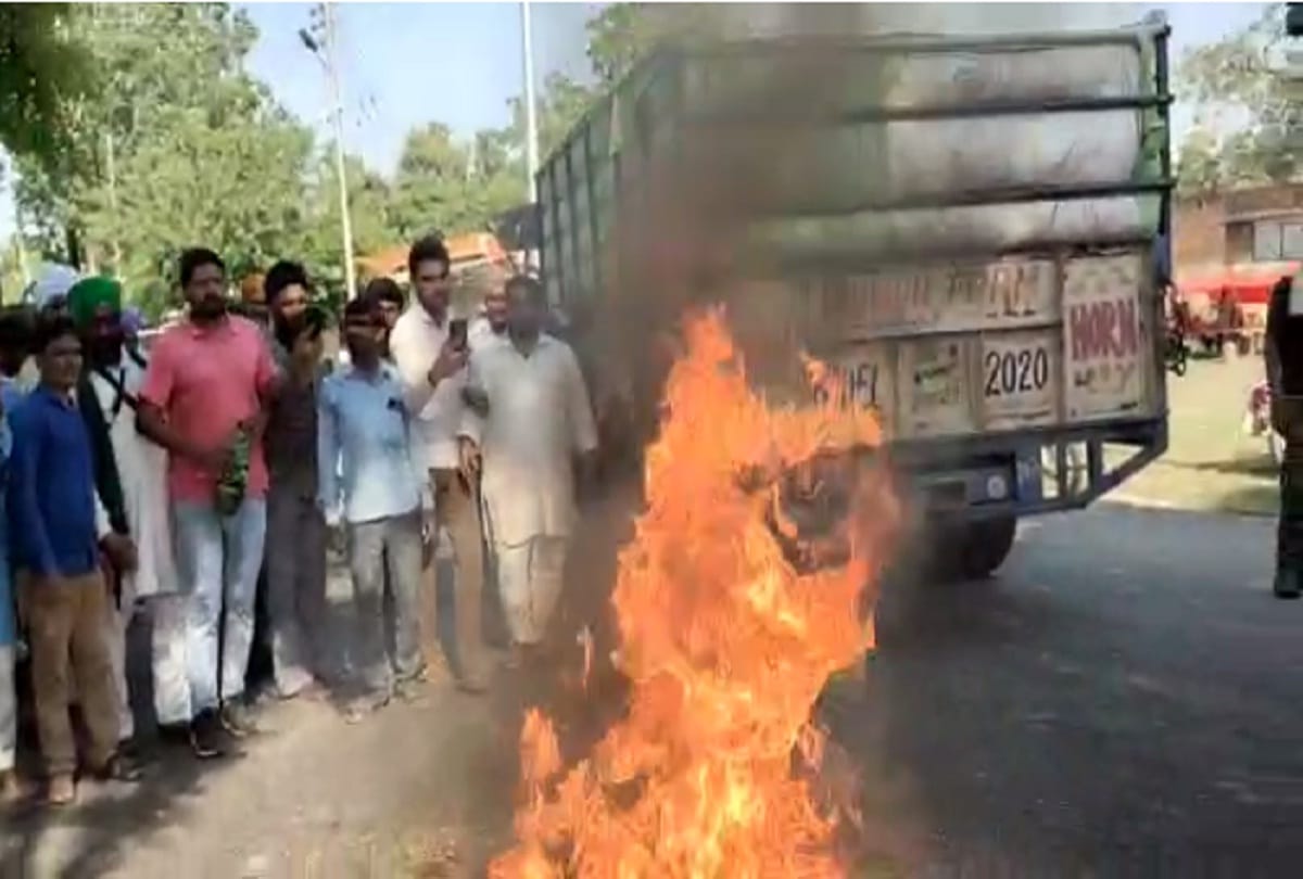 After Mohammadi now in Magalganj mandi farmers set fire by pouring petrol in a heap of paddy