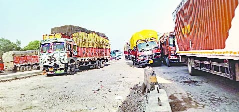Five hours jam at Hulasnagra crossing due to several vehicle breakdowns