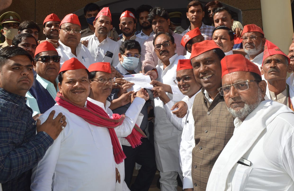 Hathras: The SPs submitted a memorandum regarding crop loss, shortage of DAP