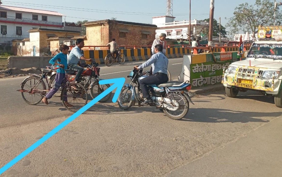 Hathras: Fear of accidents due to directionless turn of new overbridge