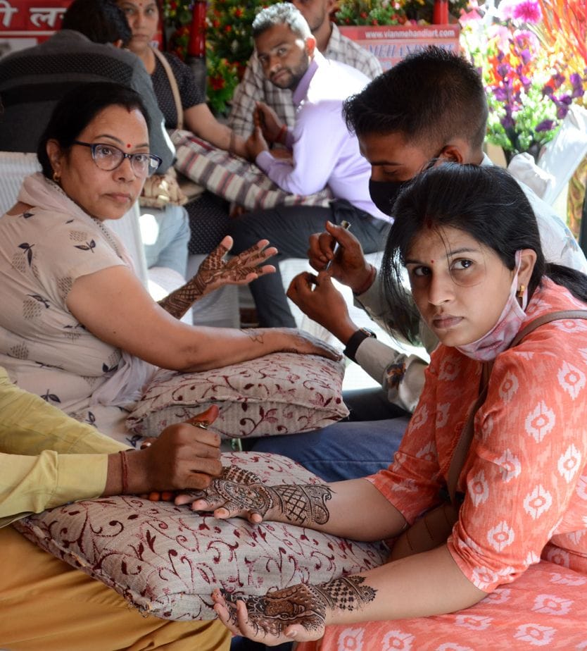 Markets decorated for Karva Chauth, beauty parlors are also ready