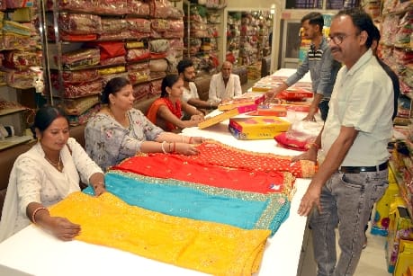 Karva Chauth: To adorn the moon, the married women are shopping